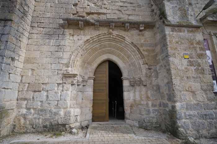 Portada de acceso a la iglesia del monasterio de Palazuelos